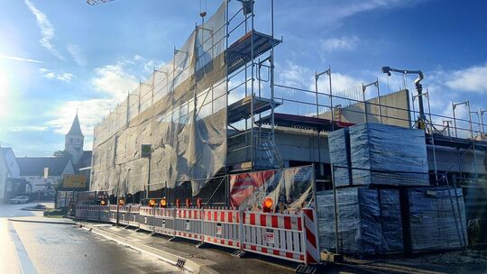 An der Notzinger Ortsdurchfahrt entsteht mittlerweile deutlich sichtbar ein neues Wohn- und Geschäftshaus. Foto: Oliver Stortz