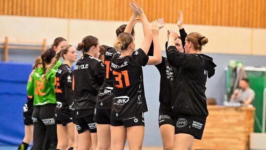 Abklatschen: Die HSG Owen-Lenningen hat dank des Heimsiegs die Tabellenführung der Verbandsliga übernommen. Foto: Markus Brändli Abklatschen: Die HSG Owen-Lenningen hat dank des Heimsiegs die Tabellenführung der Verbandsliga übernommen. Foto: Markus Brändli