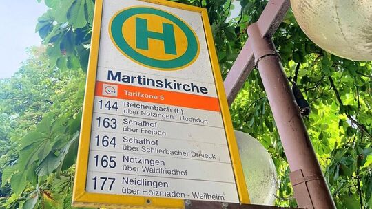 Die Liniennummern der Busse erklären sich nicht immer ganz logisch.