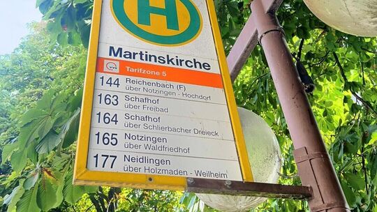 Die Liniennummern der Busse erklären sich nicht immer ganz logisch.