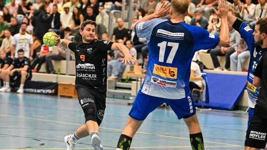 Moritz Raichle nimmt Maß – er und die HSG OLE verpassten gegen Uhingen-Holzhausen den Befreiungsschlag.Foto: Markus Brändli Moritz Raichle nimmt Maß – er und die HSG OLE verpassten gegen Uhingen-Holzhausen den Befreiungsschlag.Foto: Markus Brändli