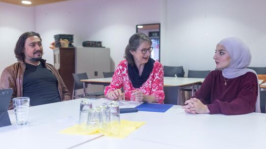 Gisela Glasebach (Mitte) unterhält sich mit den ehrenamtlichen Kulturlotsen Sadettinn Ekin und Maya Kassem über mögliche neue An
