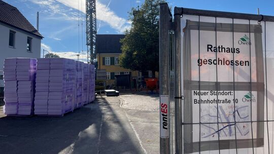 Rund um das denkmalgeschützte Rathaus befindet sich aktuell eine Großbaustelle. Rathaus-Ersatz ist während der Bauzeit das Volks Rund um das denkmalgeschützte Rathaus befindet sich aktuell eine Großbaustelle. Rathaus-Ersatz ist während der Bauzeit das Volks