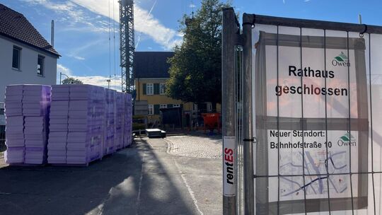 Rund um das denkmalgeschützte Rathaus befindet sich aktuell eine Großbaustelle. Rathaus-Ersatz ist während der Bauzeit das Volks