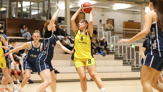 Leonie Mauritz und die VfL-Frauen konnten den Ball nur selten behaupten. Foto: Thimo König