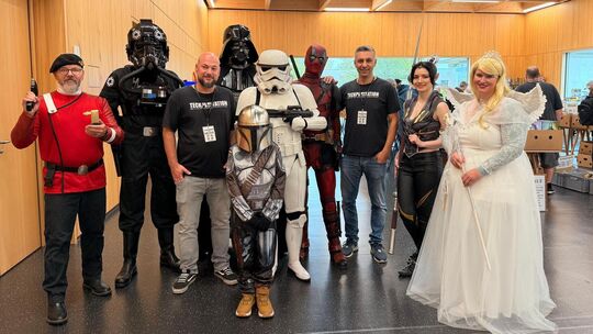 Auf der 9. Film- und Comicbörse in Ötlingen posieren Patrick Götz (links) und Vasi Markos (rechts) mit den Cosplayern. Foto: Jul