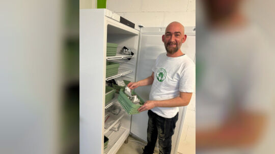 Der erste Vorsitzende Jochen Krämer freut sich über die erste Cannabis-Ausgabe im Vereinsheim des CSC Green Family. Foto: Thomas Der erste Vorsitzende Jochen Krämer freut sich über die erste Cannabis-Ausgabe im Vereinsheim des CSC Green Family. Foto: Thomas
