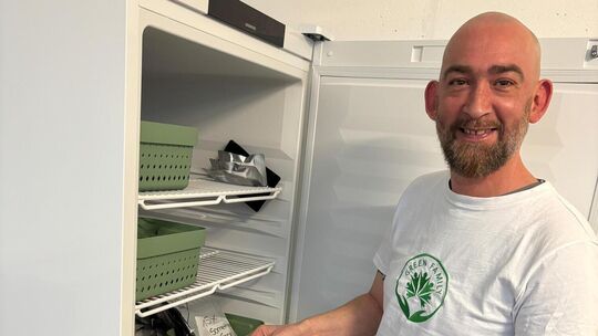 Der erste Vorsitzende Jochen Krämer freut sich über die erste Cannabis-Ausgabe im Vereinsheim des CSC Green Family. Foto: Thomas Der erste Vorsitzende Jochen Krämer freut sich über die erste Cannabis-Ausgabe im Vereinsheim des CSC Green Family. Foto: Thomas