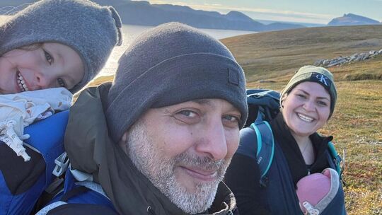 Die vierköpfige Familie Eren testet in Akkarfjord das Leben im hohen Norden. Foto: privat