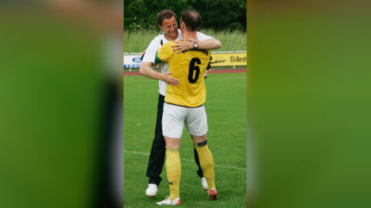 Lange her: Michael Rentschler herzt in seiner Funktion als VfL-Trainer den damaligen Kirchheimer Kapitän Mario Grimm. Nun ist Re