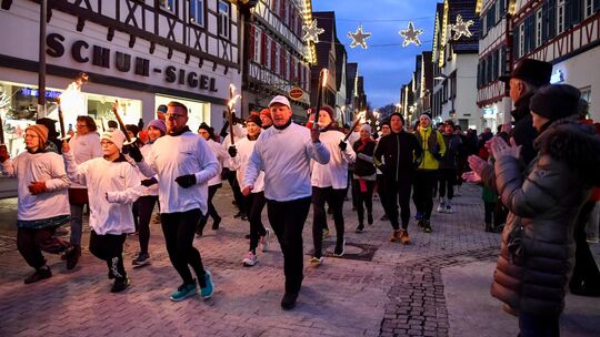 Eines der Highlights des Silvesterlaufs: Gemeinsam mit den Fackelläufern des Lauftreffs am Rathaus ankommen. Foto: Markus Brändl Eines der Highlights des Silvesterlaufs: Gemeinsam mit den Fackelläufern des Lauftreffs am Rathaus ankommen. Foto: Markus Brändl