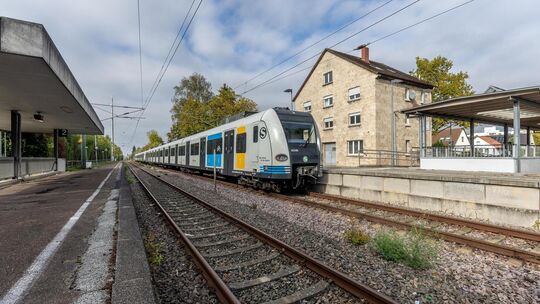 Blick vom Bahnhof Ötlingen in Richtung Wendlingen. Blick vom Bahnhof Ötlingen in Richtung Wendlingen.