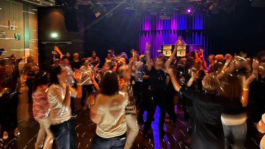 „Man geht in die Diesel“ – für viele lesbische Frauen aus der Region ist das Kulturzentrum in Esslingen ein fester Treffpunkt. F „Man geht in die Diesel“ – für viele lesbische Frauen aus der Region ist das Kulturzentrum in Esslingen ein fester Treffpunkt. F