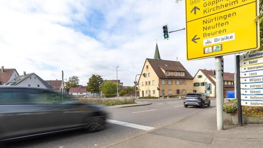 An dieser Ampel gibt es regelmäßig Rückstau in Richtung Lenningen, weil die Linksabbieger Richtung Beuren nicht durchkommen. Fot An dieser Ampel gibt es regelmäßig Rückstau in Richtung Lenningen, weil die Linksabbieger Richtung Beuren nicht durchkommen. Fot