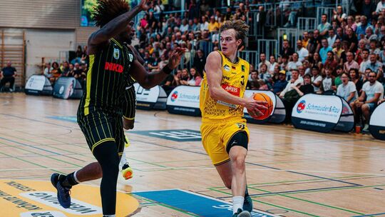Paul Viefhues (rechts) hatte den Kirchheim Knights zuletzt noch gefehlt. Nun ist der Flügelspieler im Schlagabtausch mit den Ess