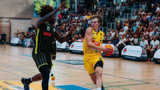 Paul Viefhues (rechts) hatte den Kirchheim Knights zuletzt noch gefehlt. Nun ist der Flügelspieler im Schlagabtausch mit den Ess
