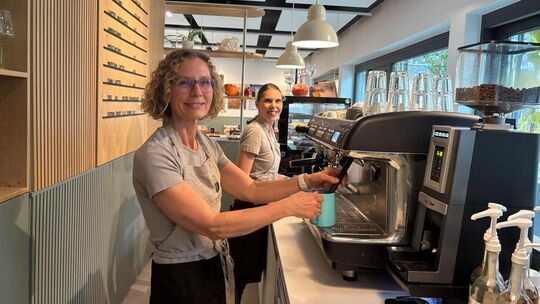 Das Café Koselig im Steingau-Quartier in Kirchheim gibt es seit fast einem Jahr. Foto: Inhaberin Tanja Schmidt (l.), Mitarbeiter Das Café Koselig im Steingau-Quartier in Kirchheim gibt es seit fast einem Jahr. Foto: Inhaberin Tanja Schmidt (l.), Mitarbeiter