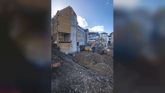 Die Abbrucharbeiten auf dem Gelände der ehemaligen Kreissparkasse sind fast beendet. Foto: Carsten Riedl