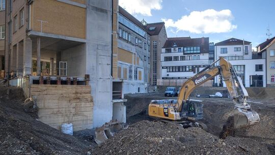 Die Abbrucharbeiten auf dem Gelände der ehemaligen Kreissparkasse sind fast beendet. Foto: Carsten Riedl