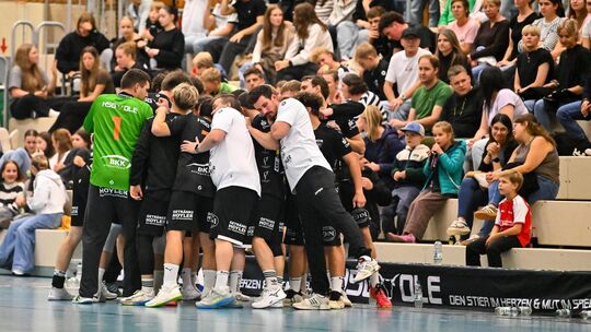 Jetzt zählt für die Mannschaft der HSG Owen-Lenningen in der Handball-Landesliga vor allem der Zusammenhalt, um dem Saisonstart Jetzt zählt für die Mannschaft der HSG Owen-Lenningen in der Handball-Landesliga vor allem der Zusammenhalt, um dem Saisonstart