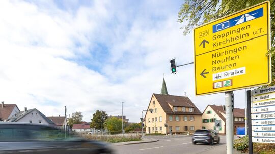 An dieser Ampel gibt es regelmäßig Rückstau in Richtung Lenningen, weil die Linksabbieger Richtung Beuren nicht durchkommen. Fot An dieser Ampel gibt es regelmäßig Rückstau in Richtung Lenningen, weil die Linksabbieger Richtung Beuren nicht durchkommen. Fot