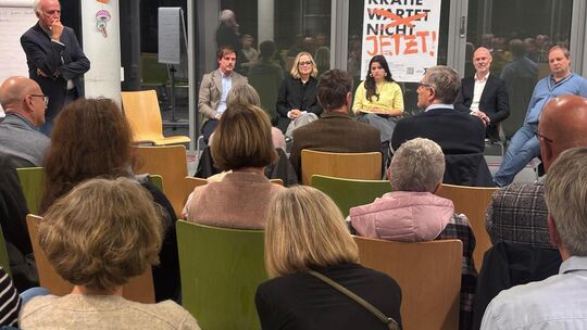 Modertor Rainer Nübel (links) band immer wieder auch das Publikum in Diskussionen ein, die vom Podium (von links nach rechts) um Modertor Rainer Nübel (links) band immer wieder auch das Publikum in Diskussionen ein, die vom Podium (von links nach rechts) um