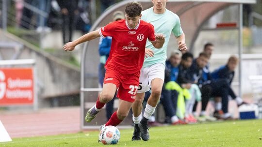 Im Vorwärtsgang: Leon Holder und der TSV Weilheim sind seit Anfang September auf Ligaebene unbesiegt. Foto: Till Freiberger