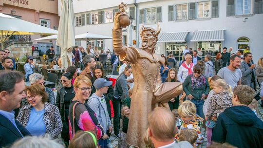 Die Enthüllung der Statue am vergangenen Wochenende. Im Netz wurde das Geschehen über 3600 Mal kommentiert. Foto: Roberto Bulgri Die Enthüllung der Statue am vergangenen Wochenende. Im Netz wurde das Geschehen über 3600 Mal kommentiert. Foto: Roberto Bulgri