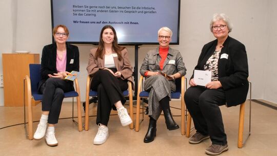 Die Podiumsrunde (von links) Professorin Anka Reich, Annika Bezler, Alexandra Germann und Irmela Gaber. Foto: Karin Ait Atmane Die Podiumsrunde (von links) Professorin Anka Reich, Annika Bezler, Alexandra Germann und Irmela Gaber. Foto: Karin Ait Atmane