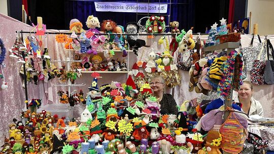 Suchbild mit Damen: In diesem farbenfrohen Stand sind die Verkäuferinnen nur schwer in ihrer Auslage zu erkennen. Foto: Sabine A