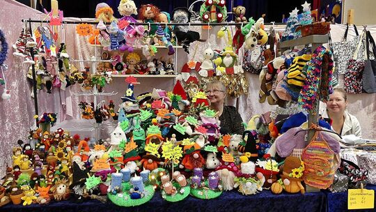 Suchbild mit Damen: In diesem farbenfrohen Stand sind die Verkäuferinnen nur schwer in ihrer Auslage zu erkennen. Foto: Sabine A