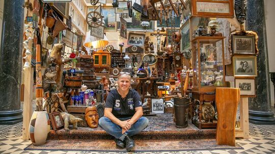 Mit Gegenständen vom Flohmarkt, die Lebensgeschichten erzählen, arbeitet die Künstlerin Angela Vanini. Foto: Roberto Bulgrin