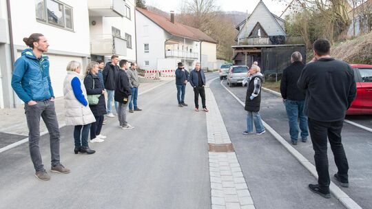 Der Neidlinger Gemeinderat besichtigt im März 2026 die erstmals hergestellte Veitstraße. Das Planungsbüro mquadrat, das die Maßn