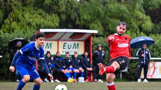 Redon Gashi zieht ab – die SFD haben gegen Schlierbach um Danilo Tatti 3:1 gewonnen. Foto: Markus Brändli Redon Gashi zieht ab – die SFD haben gegen Schlierbach um Danilo Tatti 3:1 gewonnen. Foto: Markus Brändli
