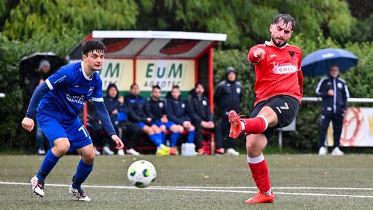 Redon Gashi zieht ab – die SFD haben gegen Schlierbach um Danilo Tatti 3:1 gewonnen. Foto: Markus Brändli Redon Gashi zieht ab – die SFD haben gegen Schlierbach um Danilo Tatti 3:1 gewonnen. Foto: Markus Brändli