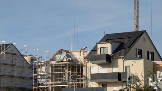 Ein Einfamilienhaus zu bauen, ist für viele Menschen aufgrund gestiegener Zinsen und Baukosten völlig unerreichbar geworden. Arc
