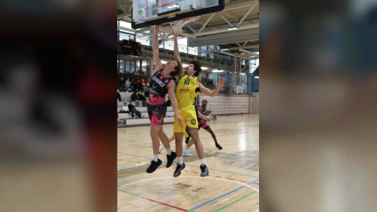 Nächste Niederlage für Besim Kabashi (re.) und den VfL. Foto: Thimo König