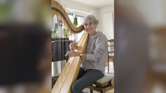 Pfarrerin Iris Sönning mit der Harfe, dieses Instrument begann sie an der Muskschule in Kirchheim zu erlernen. Foto: Peter Dietr Pfarrerin Iris Sönning mit der Harfe, dieses Instrument begann sie an der Muskschule in Kirchheim zu erlernen. Foto: Peter Dietr