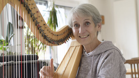 Pfarrerin Iris Sönning mit der Harfe, dieses Instrument begann sie an der Muskschule in Kirchheim zu erlernen. Foto: Peter Dietr
