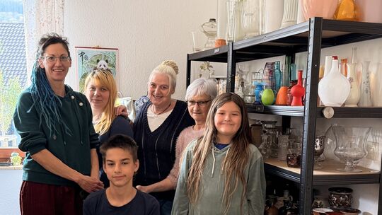 Der Umsonstladen in Lenningen lebt vom Engagement seiner Ehrenamtlichen. Von links: Kristina Rosenkranz, Olesya Rauschenberg, Ha Der Umsonstladen in Lenningen lebt vom Engagement seiner Ehrenamtlichen. Von links: Kristina Rosenkranz, Olesya Rauschenberg, Ha