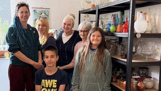 Der Umsonstladen in Lenningen lebt vom Engagement seiner Ehrenamtlichen. Von links: Kristina Rosenkranz, Olesya Rauschenberg, Ha Der Umsonstladen in Lenningen lebt vom Engagement seiner Ehrenamtlichen. Von links: Kristina Rosenkranz, Olesya Rauschenberg, Ha