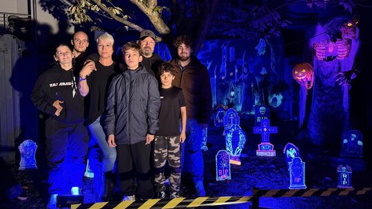 Ein Haus als Gemeinschaftsprojekt: Rund 36 Helferinnen und Helfer wirken in diesem Jahr am Horrorhaus in Oberensingen mit. Foto: