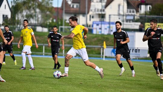 Der VfL Kirchheim (gelb) möchte wieder den Vorwärtsgang einlegen und punkten.  Foto: Markus Brändli