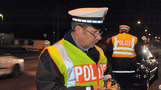 Nachtschicht mit Warnweste und Kelle: Polizeihauptkommissar Christian Cleve (vorne) und Polizeiobermeister Alexander Radant bei