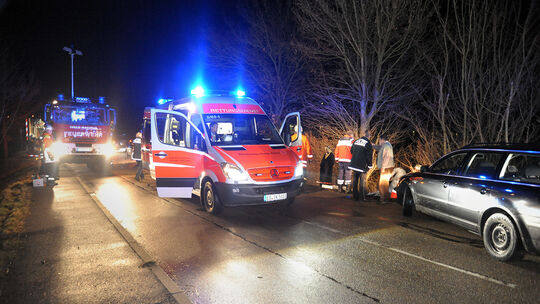 Reportage Nachtarbeiter, DRK Rettungsdienst, Notfall, Notfallrettung, Nacht, Verkehrsunfall, Frau von PKW erfasst, Nhe Schlierb