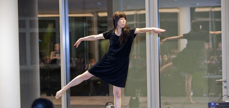 Sawako Nunotani präsentiert einen ausdrucksstarken japanischen Tanz.Foto: Deniz Calagan