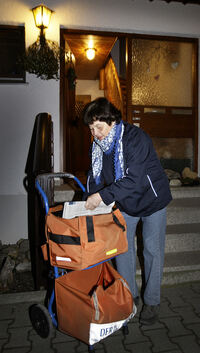 Gisela Schmid aus Oberlenningen bepackt in aller Früh um 4.30 Uhr ihr ¿Zeitungswägele¿.Fotos: Jean-Luc Jacques