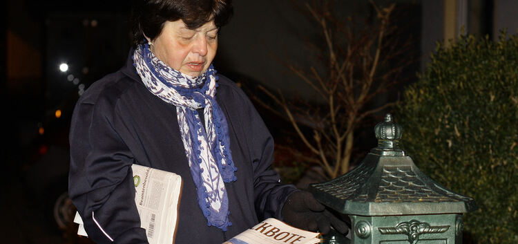 Zeitungsaustrgerin Gisela Schmid in Oberlenningen unterwegs, Treffpunkt Hirschtalweg 10, Serie Nachtarbeiter