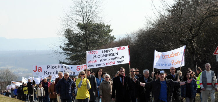 Gegen die drohende Schließung des Plochinger Krankenhauses demonstrierten am Samstag rund 2¿500 Plochinger mit Bürgermeister Fra