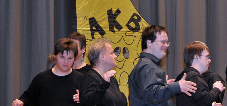 Mit viel Spaß bei der Sache: Die AKB-Theatergruppe am Jubiläumsabend in Aktion beim ¿Roboter-Tanz¿ auf der Bühne der Stadthalle.